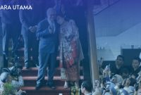 Sri Mulyani Indrawati didampingi suaminya, Tonny Sumartono, meninggalkan Gedung Kementerian Keuangan usai serah terima jabatan kepada Menteri Keuangan baru Purbaya Yudhi Sadewa, Selasa (9/9/2025). Momen perpisahan berlangsung haru dan dihadiri ratusan pegawai Kemenkeu.