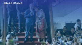 Sri Mulyani Indrawati didampingi suaminya, Tonny Sumartono, meninggalkan Gedung Kementerian Keuangan usai serah terima jabatan kepada Menteri Keuangan baru Purbaya Yudhi Sadewa, Selasa (9/9/2025). Momen perpisahan berlangsung haru dan dihadiri ratusan pegawai Kemenkeu.