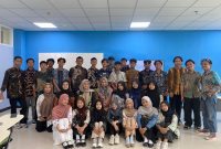 Mahasiswa FISIP UINSA yang tergabung dalam Generasi Demokrasi berfoto bersama usai deklarasi pembentukan komunitas di Surabaya, 11 September 2025. Tampak hadir pula Gus Reyhan Alarico Stewart sebagai salah satu anggota yang menyuarakan pentingnya partisipasi mahasiswa dalam demokrasi.