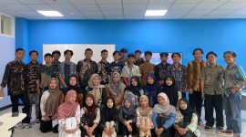 Mahasiswa FISIP UINSA yang tergabung dalam Generasi Demokrasi berfoto bersama usai deklarasi pembentukan komunitas di Surabaya, 11 September 2025. Tampak hadir pula Gus Reyhan Alarico Stewart sebagai salah satu anggota yang menyuarakan pentingnya partisipasi mahasiswa dalam demokrasi.