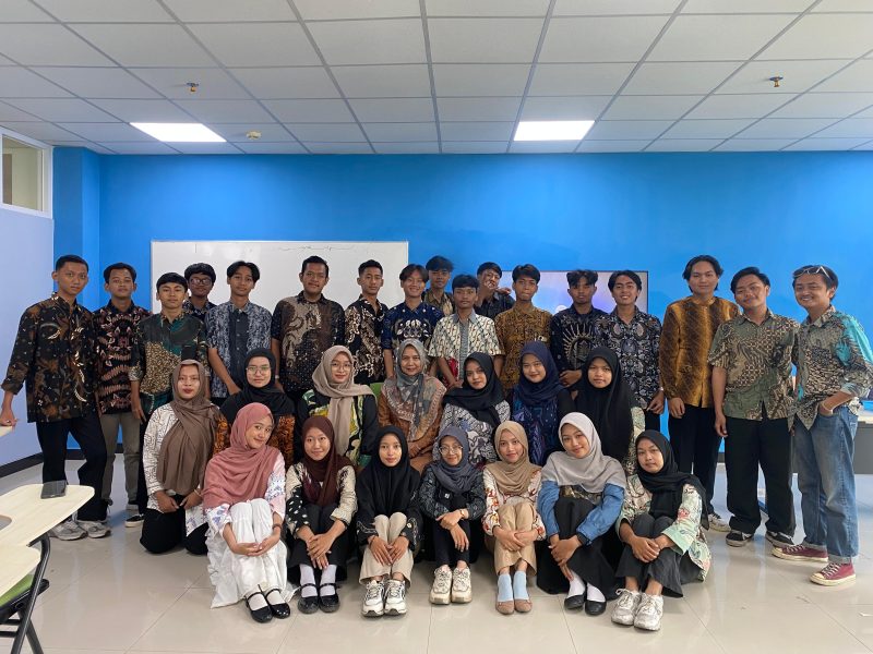 Mahasiswa FISIP UINSA yang tergabung dalam Generasi Demokrasi berfoto bersama usai deklarasi pembentukan komunitas di Surabaya, 11 September 2025. Tampak hadir pula Gus Reyhan Alarico Stewart sebagai salah satu anggota yang menyuarakan pentingnya partisipasi mahasiswa dalam demokrasi.