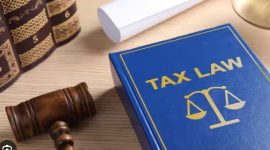 Ilustrasi Hukum Perpajakan (Tax Law) dan palu pengadilan, menggambarkan pentingnya hukum dalam menegakkan keadilan perpajakan. Terkait dengan putusan Mahkamah Konstitusi yang membatasi kewenangan DJP.