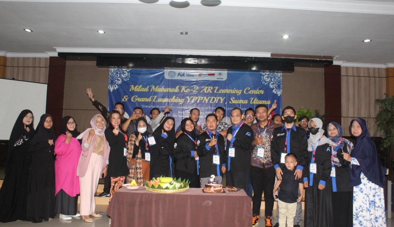 FOTO: Momen kenangan Silaturahmi Nasional Lembaga AR Learning Center, Yayasan Pusat Pembelajaran Nusantara, dan Redaksi Suara Utama yang diinisiasi oleh Pimpinan Umum, Andre Hariyanto, beberapa tahun lalu di Villa Kaliurang Sleman, Yogyakarta (Andre Hariyanto/SUARA UTAMA)