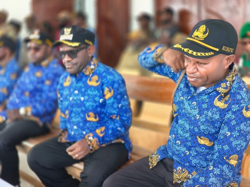 Foto: Kabid Kebudayaan Yanuarius Doo bersama Bupati kabupaten Deiyai Papua Tengah (Pilemon Keiya/SUARA UTAMA)