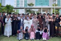 Mahasiswa Baru Program Studi Sosiologi Kelompok E Angkatan 2025 Universitas Islam Negeri Sunan Ampel (UINSA) Surabaya berfoto bersama dalam rangka memperingati Hari Santri Nasional, Rabu, 22 Oktober 2025.