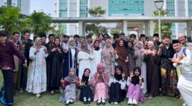 Mahasiswa Baru Program Studi Sosiologi Kelompok E Angkatan 2025 Universitas Islam Negeri Sunan Ampel (UINSA) Surabaya berfoto bersama dalam rangka memperingati Hari Santri Nasional, Rabu, 22 Oktober 2025.
