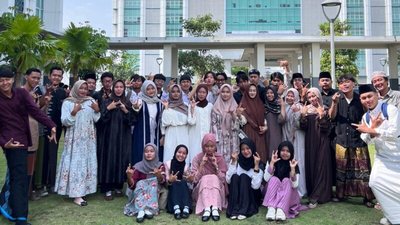 Mahasiswa Baru Program Studi Sosiologi Kelompok E Angkatan 2025 Universitas Islam Negeri Sunan Ampel (UINSA) Surabaya berfoto bersama dalam rangka memperingati Hari Santri Nasional, Rabu, 22 Oktober 2025.
