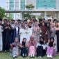 Mahasiswa Baru Program Studi Sosiologi Kelompok E Angkatan 2025 Universitas Islam Negeri Sunan Ampel (UINSA) Surabaya berfoto bersama dalam rangka memperingati Hari Santri Nasional, Rabu, 22 Oktober 2025.