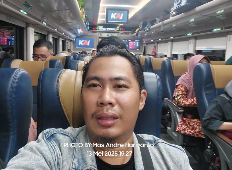 FOTO: Pimpinan Media Nasional Mas Andre Hariyanto sedang naik Kereta Ekonomi Stainless Steel New Generation KA Majapahit relasi Jakarta - Malang (SUARA UTAMA)