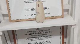 KETERANGAN Foto: Papan informasi Program Corporate Social Contribution PT GMM yang terpajang di lokasi kegiatan. (Dok. Rafsanjani/SUARA UTAMA)