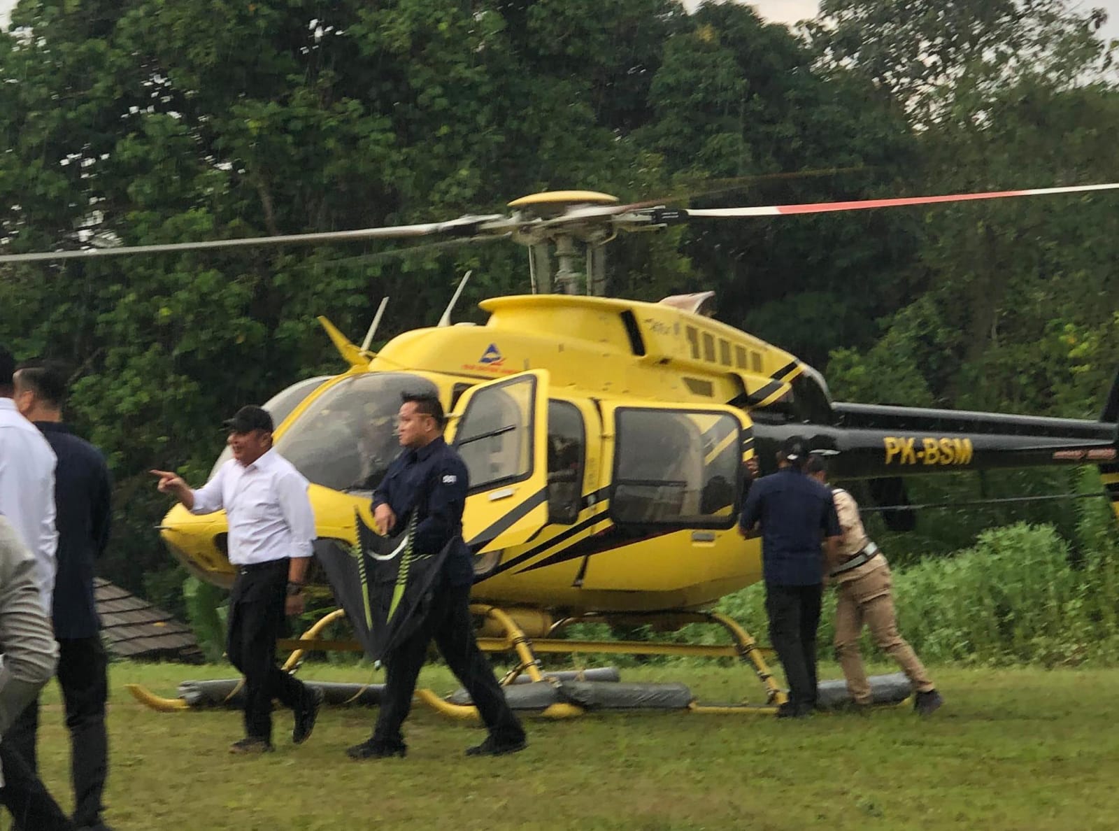 IMG 20251016 WA0019 Ponpes Al-Firdaus Matas Fasilitasi Lapangan Untuk Helikopter Gubernur Sumsel Dalam Peresmian PLTS Bantuan PTBA Di Desa Matas Suara Utama ID Mengabarkan Kebenaran | Website Resmi Suara Utama