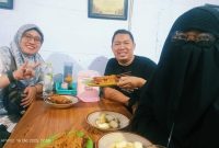 FOTO : Dr. Diana Pramudya Wardhani, S.E., M.M, Dosen Universitas Muhammadiyah Ponorogo sambut hangat kunjungan Master Trainer AR Learning Center Andre Hariyanto di Kampung Sate (Aisyah Putri Widodo/SUARA UTAMA)