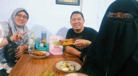 FOTO : Dr. Diana Pramudya Wardhani, S.E., M.M, Dosen Universitas Muhammadiyah Ponorogo sambut hangat kunjungan Master Trainer AR Learning Center Andre Hariyanto di Kampung Sate (Aisyah Putri Widodo/SUARA UTAMA)