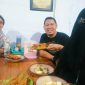 FOTO : Dr. Diana Pramudya Wardhani, S.E., M.M, Dosen Universitas Muhammadiyah Ponorogo sambut hangat kunjungan Master Trainer AR Learning Center Andre Hariyanto di Kampung Sate (Aisyah Putri Widodo/SUARA UTAMA)