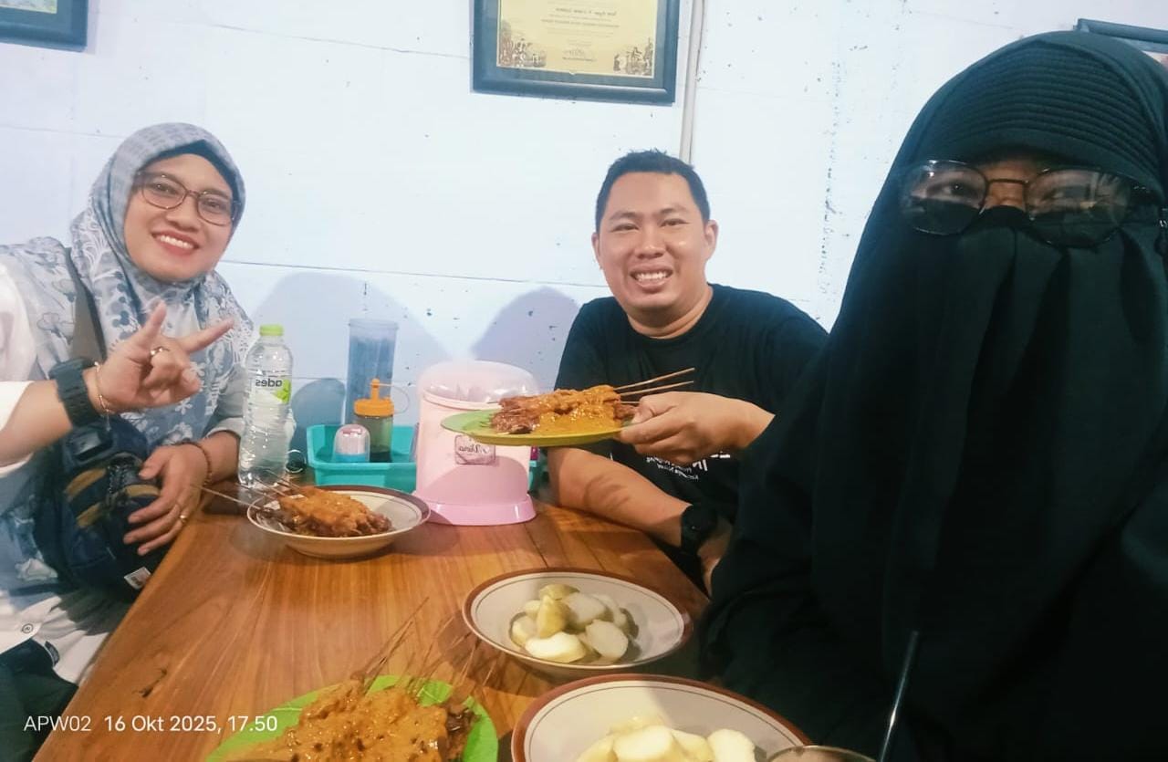 FOTO : Dr. Diana Pramudya Wardhani, S.E., M.M, Dosen Universitas Muhammadiyah Ponorogo sambut hangat kunjungan Master Trainer AR Learning Center Andre Hariyanto di Kampung Sate (Aisyah Putri Widodo/SUARA UTAMA)