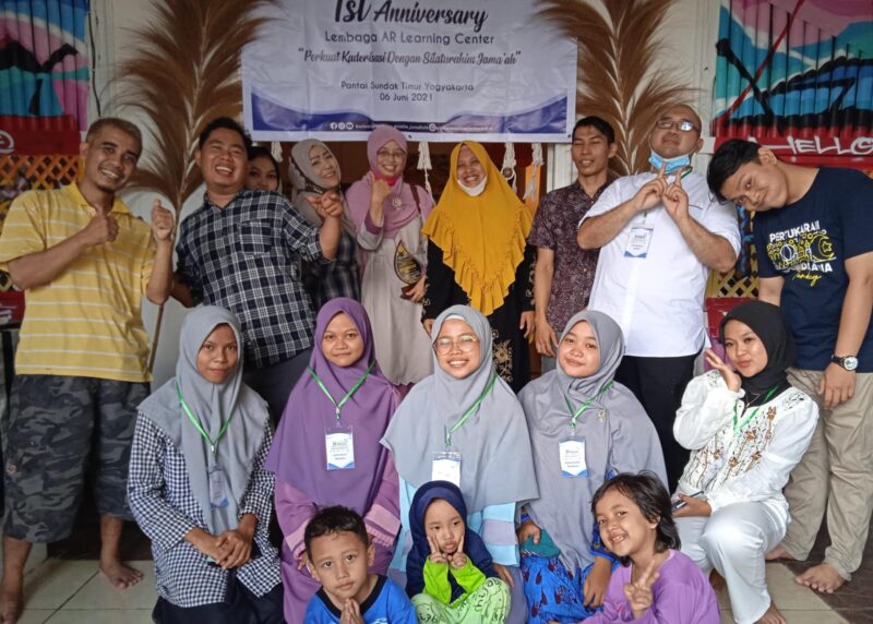 FOTO: Momen kenangan peringatan Milad atau Anniversary pertama Lembaga AR Learning Center yang diselenggarakan di Villa Pantai Sundak Timur, Kabupaten Gunung Kidul, Daerah Istimewa Yogyakarta. (Dok. Pribadi ALC/SUARA UTAMA)