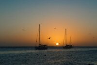 Ilustrasi dua perahu menuju galangan minyak di Venezuela (Maria Isabella Bernotti/Pexels.com)