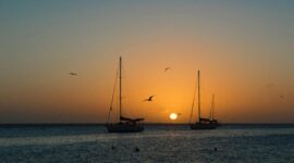 Ilustrasi dua perahu menuju galangan minyak di Venezuela (Maria Isabella Bernotti/Pexels.com)