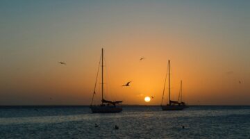 Ilustrasi dua perahu menuju galangan minyak di Venezuela (Maria Isabella Bernotti/Pexels.com)