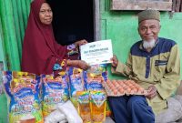 Foto: Imam Masjid Arrahman Batuputih, Ustadz Muhammad Ilyas bersama istri saat menerima bantuan sembako untuk Imam dan Da'i Pedalaman Timor (Muhazir Syukur/SUARA UTAMA)