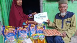 Foto: Imam Masjid Arrahman Batuputih, Ustadz Muhammad Ilyas bersama istri saat menerima bantuan sembako untuk Imam dan Da'i Pedalaman Timor (Muhazir Syukur/SUARA UTAMA)