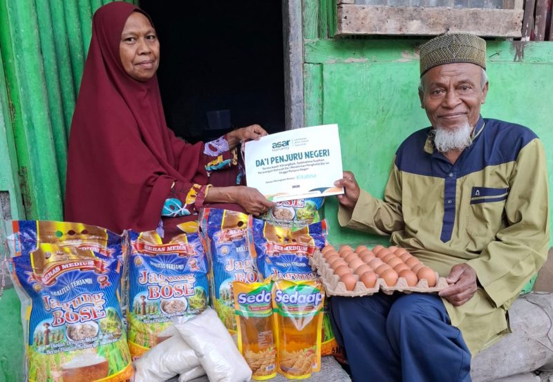 Foto: Imam Masjid Arrahman Batuputih, Ustadz Muhammad Ilyas bersama istri saat menerima bantuan sembako untuk Imam dan Da'i Pedalaman Timor (Muhazir Syukur/SUARA UTAMA)
