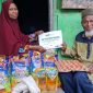 Foto: Imam Masjid Arrahman Batuputih, Ustadz Muhammad Ilyas bersama istri saat menerima bantuan sembako untuk Imam dan Da'i Pedalaman Timor (Muhazir Syukur/SUARA UTAMA)