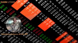 Investor senior Yulianto Kiswocahyono, SE., SH., BKP memberikan pandangannya mengenai strategi averaging up yang dinilai lebih efektif dalam pengelolaan risiko investasi saham modern. Gambar latar menampilkan pergerakan harga saham di layar perdagangan yang mencerminkan dinamika pasar modal Indonesia.