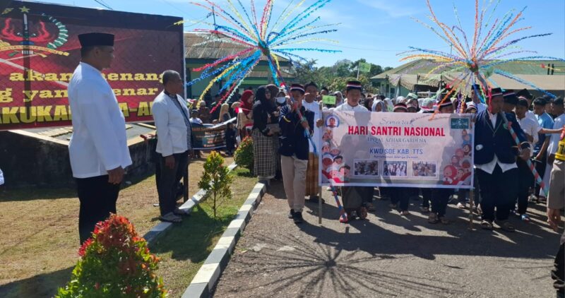 Dandim 1621 TTS, Gunawan  Budhi Prasetyo saat membuka Kegiatan Kirab Hari Santri 2025 di Makodim 1621 Soe, TTS (Muhajir Syukur/SUARA UTAMA)