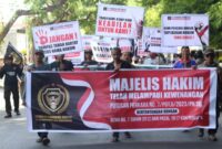 Foto: Direktur LSM Garuda, M. Zaini saat menggelar aksi didepan Pengadilan Negeri Selong.