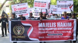 Foto: Direktur LSM Garuda, M. Zaini saat menggelar aksi didepan Pengadilan Negeri Selong.