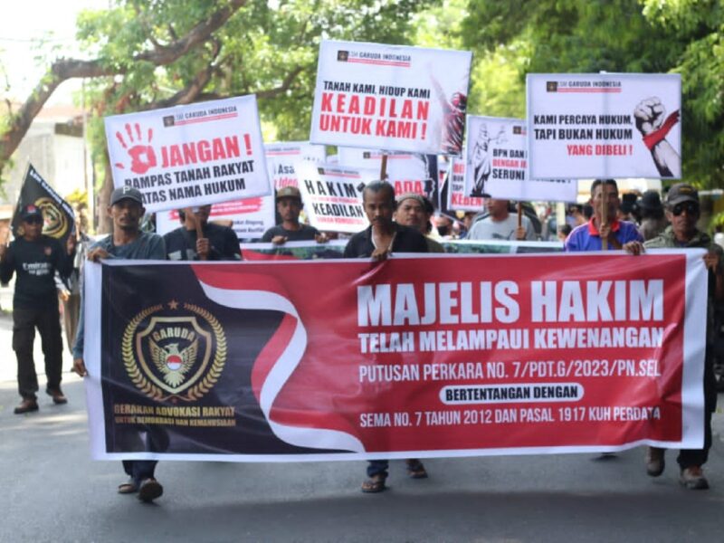 Foto: Direktur LSM Garuda, M. Zaini saat menggelar aksi didepan Pengadilan Negeri Selong.