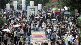 Foto: Animo masyarakat yang tinggi untuk menghadiri Pasar Seni ITB (Diwana Fikri Aghniya/SUARA UTAMA)