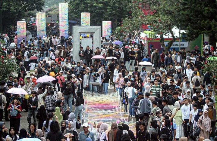 Foto: Animo masyarakat yang tinggi untuk menghadiri Pasar Seni ITB (Diwana Fikri Aghniya/SUARA UTAMA)