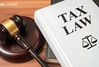 Ilustrasi hukum perpajakan: palu hakim dan buku Tax Law menggambarkan penegakan sanksi administrasi dan pidana dalam sistem perpajakan Indonesia. (SUARA UTAMA)