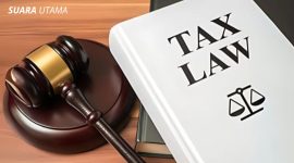 Ilustrasi hukum perpajakan: palu hakim dan buku Tax Law menggambarkan penegakan sanksi administrasi dan pidana dalam sistem perpajakan Indonesia. (SUARA UTAMA)