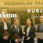 Ilustrasi tim profesional hukum dan pajak berdiskusi di depan Pengadilan Pajak, menggambarkan perbedaan antara subjek hukum dan subjek pajak dalam sistem hukum Indonesia.