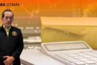 Yulianto Kiswocahyono, SE., SH., BKP, praktisi pajak dan keuangan, saat memberikan pandangan mengenai penurunan harga emas di Indonesia. Latar belakang menunjukkan ilustrasi batang emas dan grafik pergerakan pasar yang mencerminkan fluktuasi nilai komoditas global.