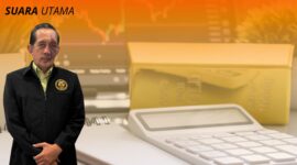 Yulianto Kiswocahyono, SE., SH., BKP, praktisi pajak dan keuangan, saat memberikan pandangan mengenai penurunan harga emas di Indonesia. Latar belakang menunjukkan ilustrasi batang emas dan grafik pergerakan pasar yang mencerminkan fluktuasi nilai komoditas global.