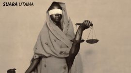 ilustrasi simbol keadilan dengan sosok wanita yang mengenakan penutup mata dan memegang neraca, mencerminkan tema ketidakadilan yang sering terjadi. Dihiasi dengan nuansa dramatis, gambar ini menyampaikan pesan mendalam tentang keadilan yang terkadang tidak objektif.