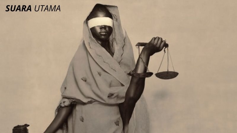 ilustrasi simbol keadilan dengan sosok wanita yang mengenakan penutup mata dan memegang neraca, mencerminkan tema ketidakadilan yang sering terjadi. Dihiasi dengan nuansa dramatis, gambar ini menyampaikan pesan mendalam tentang keadilan yang terkadang tidak objektif.