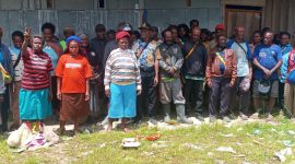 Foto: Pernyataan sikap Tenaga Honorer K2 dan PPPK Kabupaten Dogiyai di lapangan (Yesaya Goo/SUARA UTAMA)