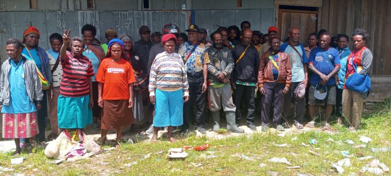 Foto: Pernyataan sikap Tenaga Honorer K2 dan PPPK Kabupaten Dogiyai di lapangan (Yesaya Goo/SUARA UTAMA)