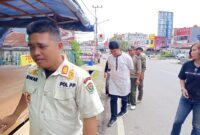 Foto:Tim gabungan Satpol PP Dan Tim gabungan Satpol PP Dan Pemerintah Kecamatan Muara Enim menertibkan lapak liar yang berdiri di bahu jalan
