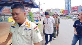 Foto:Tim gabungan Satpol PP Dan Tim gabungan Satpol PP Dan Pemerintah Kecamatan Muara Enim menertibkan lapak liar yang berdiri di bahu jalan