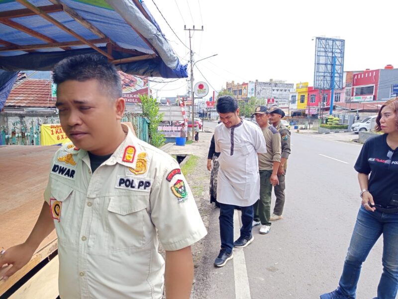 Foto:Tim gabungan Satpol PP Dan Tim gabungan Satpol PP Dan Pemerintah Kecamatan Muara Enim menertibkan lapak liar yang berdiri di bahu jalan
