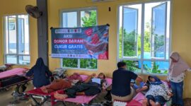 Masyarakat antusias mengikuti aksi donor darah dan cukur gratis (Wahyu Widodo/SUARA UTAMA)