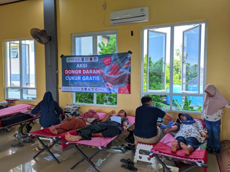 Masyarakat antusias mengikuti aksi donor darah dan cukur gratis (Wahyu Widodo/SUARA UTAMA)