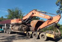 Alat berat Dozan-320 diduga menjadi penyebab jalan provinsi rusak (Munawar Khakik/SUARA UTAMA)