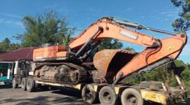 Alat berat Dozan-320 diduga menjadi penyebab jalan provinsi rusak (Munawar Khakik/SUARA UTAMA)